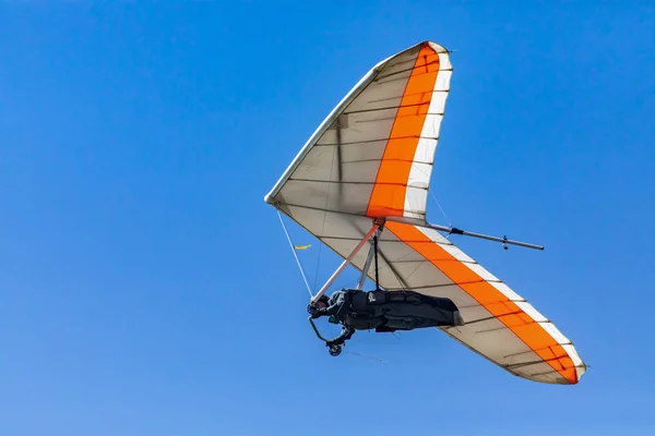 Volo deltaplano contro il cielo blu — Foto Stock