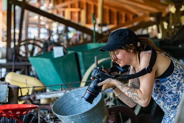 Fiatal nő képeket készít a szüreti őrlőkőről — Stock Fotó