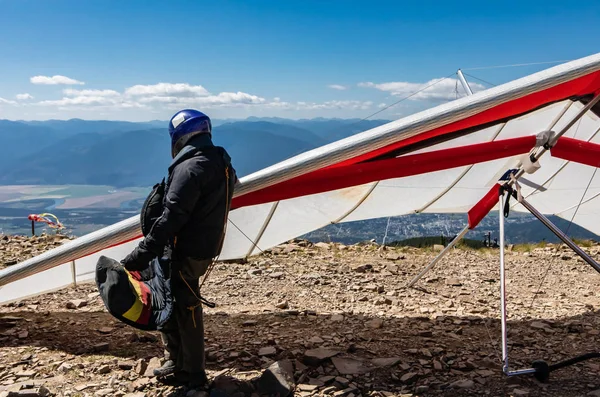 Hang Gliders on the mountain top — Stock Photo, Image