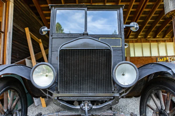 Vue de face de la voiture antique vintage — Photo