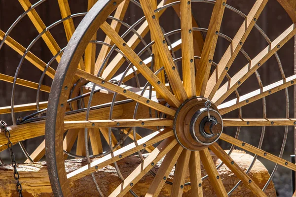 Une vieille rouille roues de chariot en bois — Photo