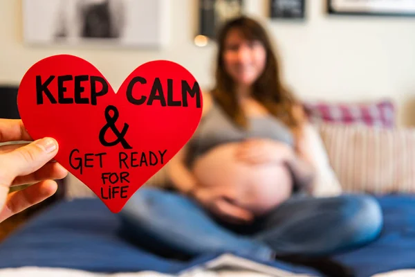 Gravid kvinna och röda valentiner hjärta — Stockfoto