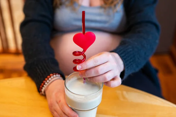 Gravid kvinna njuter av valentin dryck — Stockfoto