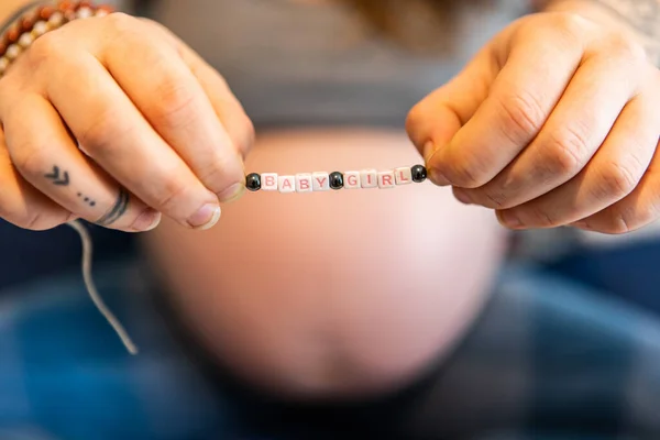 Mujer embarazada bebé niña revelar mensaje — Foto de Stock