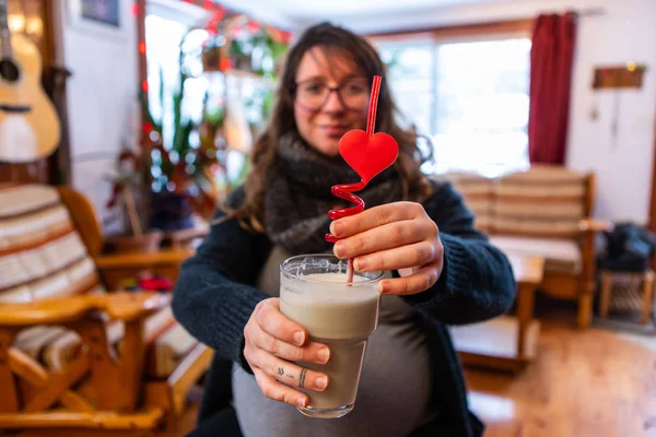 Pregnant woman enjoys valentine drink — 스톡 사진