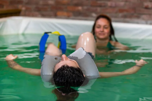 수영장에서 휴식을 취하는 임신부 — 스톡 사진