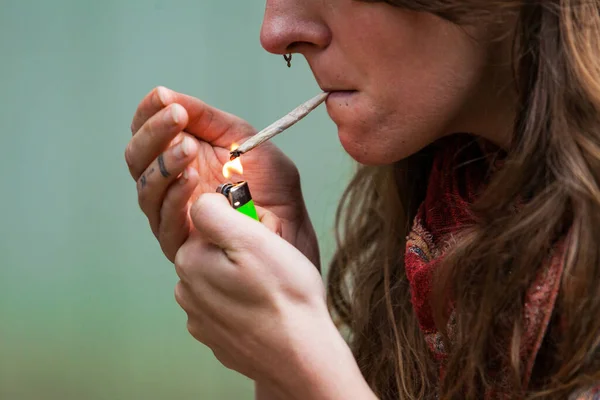 Cannabis tępy wędzony przez kaukaska kobieta odkryty — Zdjęcie stockowe