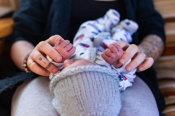 Recién nacido y madre después del nacimiento — Foto de Stock