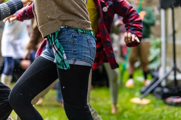 Primer plano de amigos bailando bajo la lluvia — Foto de Stock