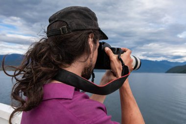 Fotoğrafçı, feribotta manzara çekiyor.
