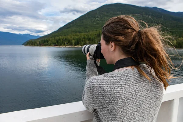 Fotograf fotografiert Landschaften auf einer Fähre — Stockfoto