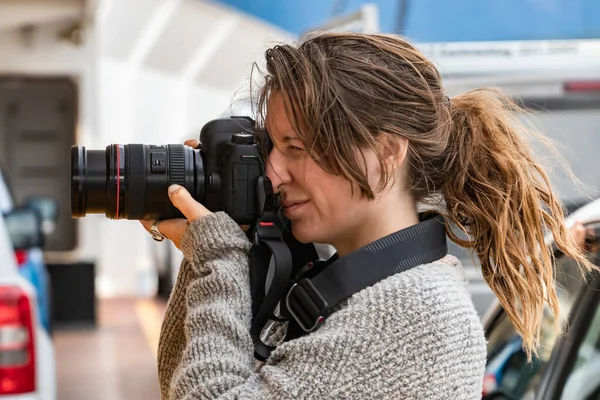 Fotograf fotografiert Landschaften auf einer Fähre — Stockfoto