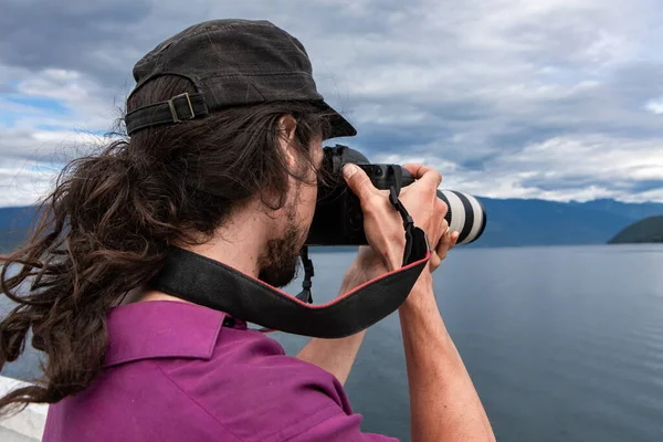 Photographe photographiant des paysages sur un ferry — Photo