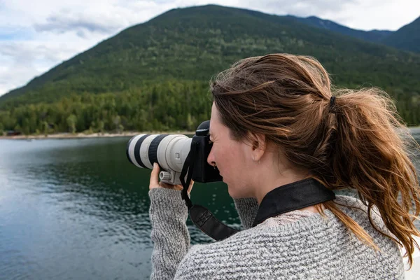 Fotograf fotografiert Landschaften auf einer Fähre — Stockfoto