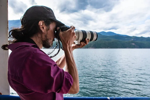 Photographe photographiant des paysages sur un ferry — Photo