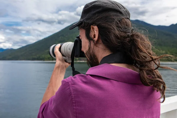 Fotógrafo fotografiando paisajes en un ferry — Foto de Stock