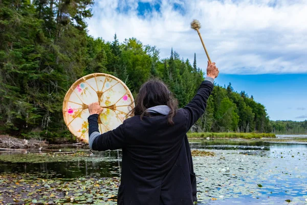 Hombre sosteniendo tambor sagrado y palo de piel —  Fotos de Stock