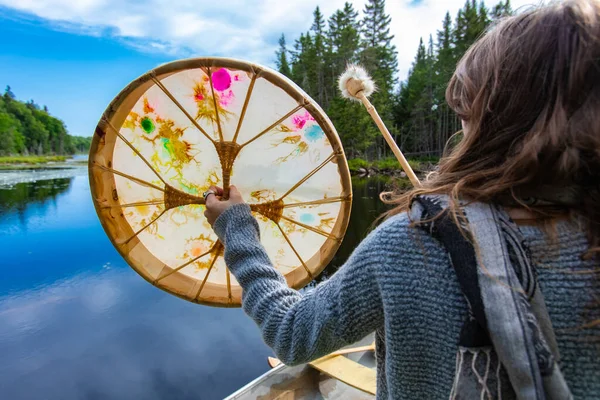 Shaman spelen heilige trommel met stok — Stockfoto