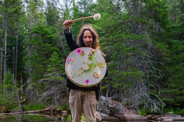 男を保持神聖なネイティブドラムとともに毛皮の棒 — ストック写真