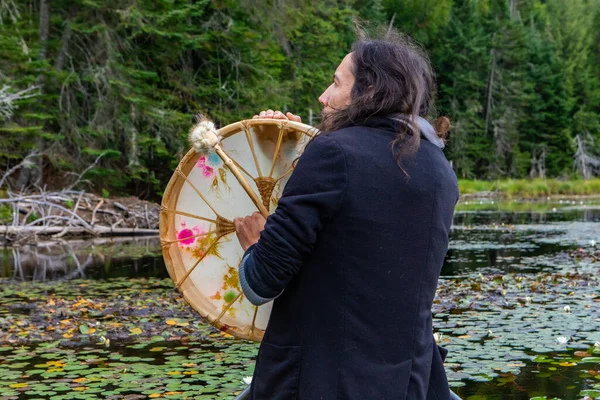 神聖なドラムと毛皮の棒を持つシャーマン男性 — ストック写真