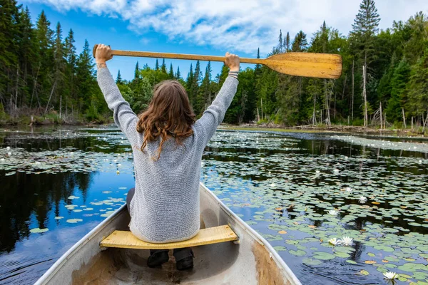 Жінка веслує каное в озері під час відпустки — стокове фото