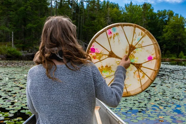 Chamán mujer celebración sagrado nativo marco tambor — Foto de Stock