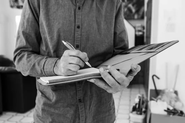 Cuaderno en las manos de los hombres de cerca — Foto de Stock