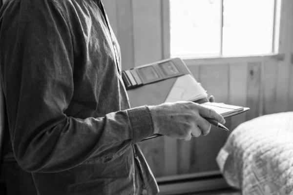 Cuaderno en las manos de los hombres de cerca — Foto de Stock