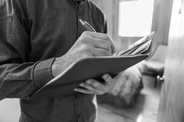 Cuaderno en las manos de los hombres de cerca — Foto de Stock