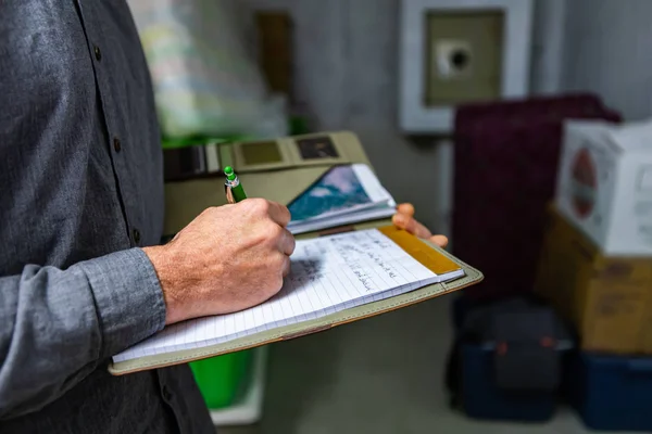 Hombre de pie escribe en el cuaderno — Foto de Stock