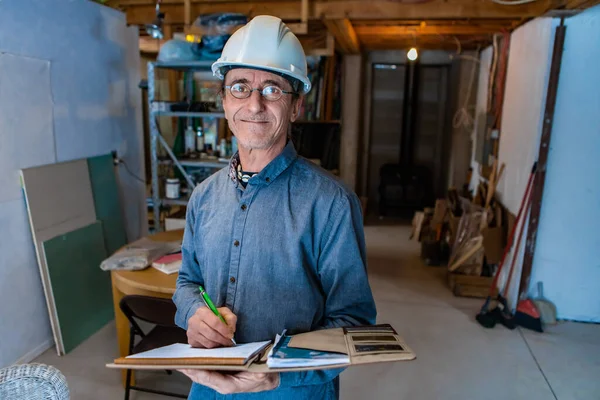 Home inspector during a house inspection — Stock Photo, Image