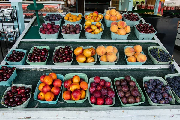 Bella frutta fresca al mercato locale — Foto Stock