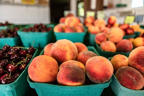 Bella frutta fresca al mercato locale — Foto Stock