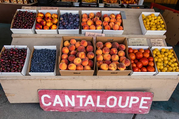 Bella frutta fresca al mercato locale — Foto Stock