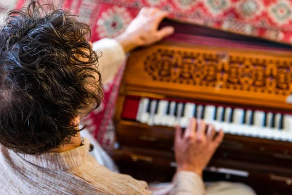 Shamanic playing kirtan music with harmonium — 图库照片