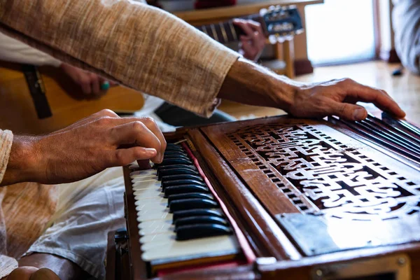 Man hands playing harmonium in room — 스톡 사진