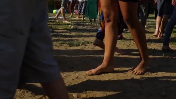 Pessoas caminhando lentamente no parque descalço — Vídeo de Stock