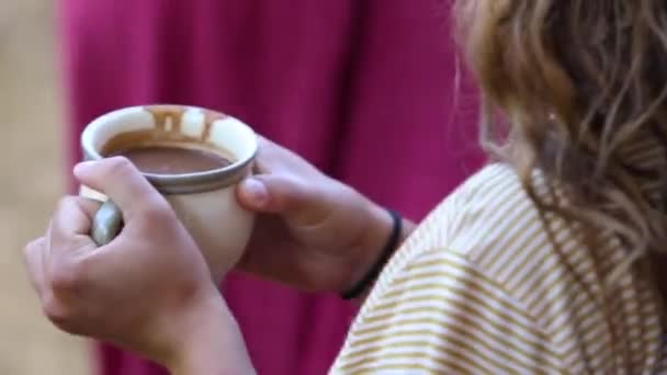 Люди берут чашку с расплавленным шоколадом — стоковое видео
