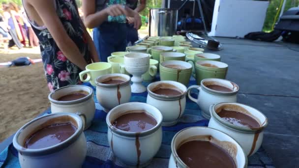 컵에 초콜릿을 담아 먹는 여성들 — 비디오