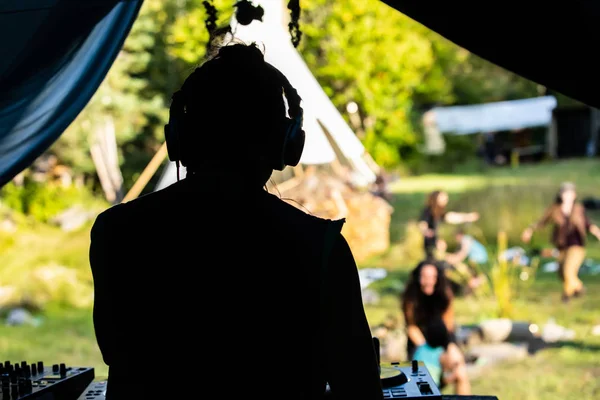 Silhouetted music DJ playing at festival — Stockfoto