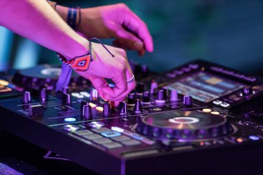 Dünya Festivali 'nde elektronik müzik DJ' liği