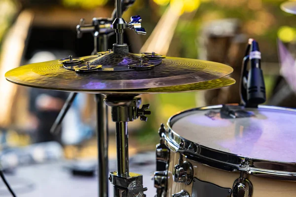 Drum kit on stage at earth festival — Stockfoto