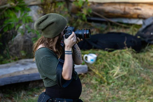 Pregnant woman photographs nature — ストック写真