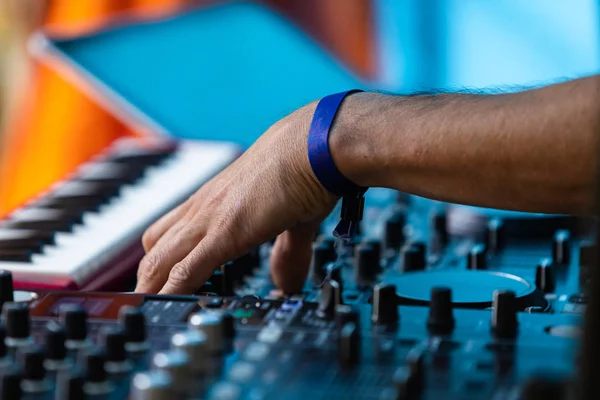 DJ de música electrónica en festival de la tierra — Foto de Stock