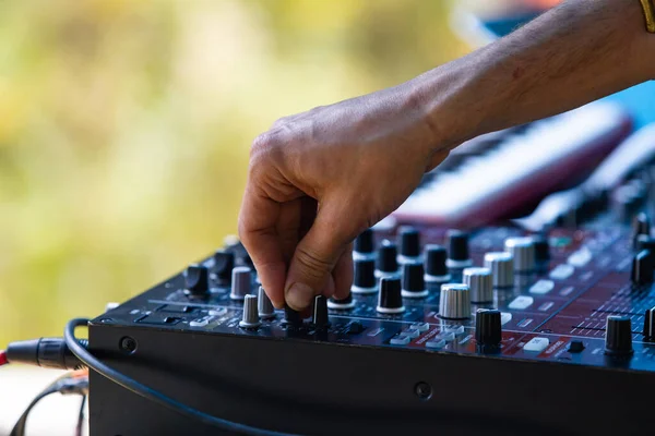 DJ de música electrónica en festival de la tierra — Foto de Stock