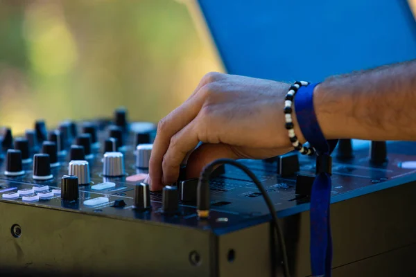지구의 축제 때 전자 음악 DJ — 스톡 사진