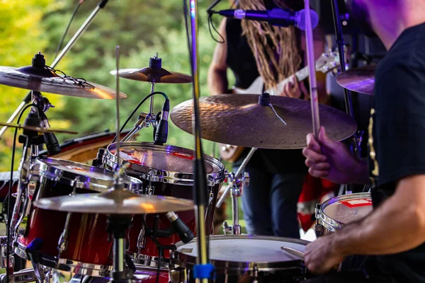 Schlagzeuger spielt beim Erdfest — Stockfoto
