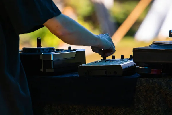 DJ de música electrónica en festival de la tierra — Foto de Stock