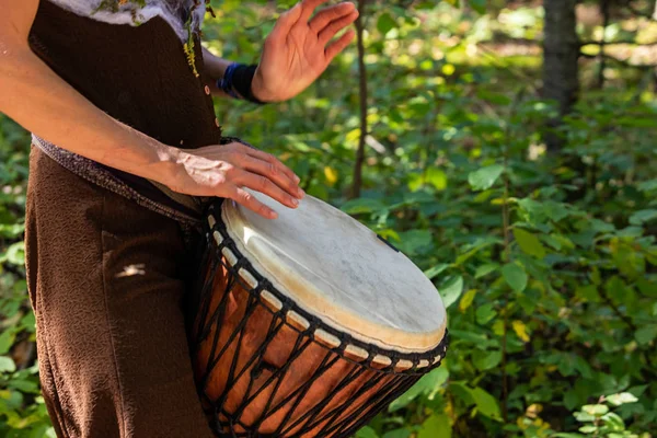 Batteur jouant au festival de la terre — Photo