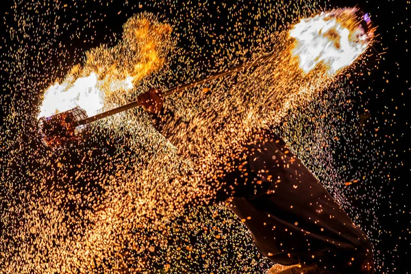 Ohnivé kopí účinkující na festivalu Země — Stock fotografie